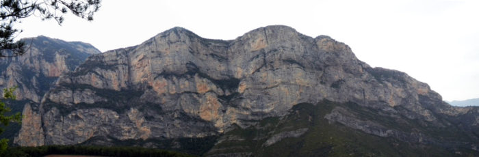 Camí de les Anoves gaudim d'una magnífica panoràmica de la cinglera